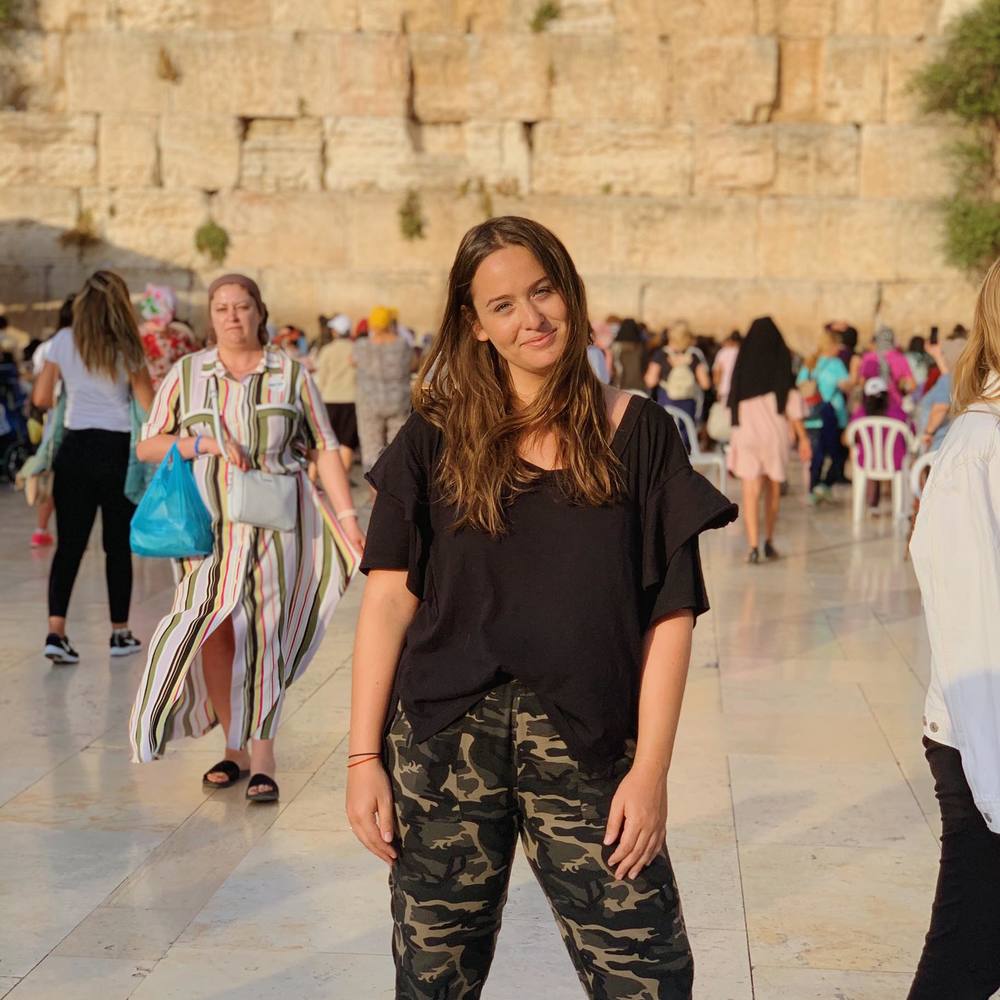 Meet your Posher, Ashira